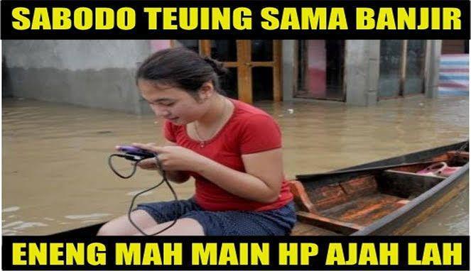 10 Meme Kocak 'Gak Bisa Hidup Tanpa Gadget' Ini Sindirannya Nampol
