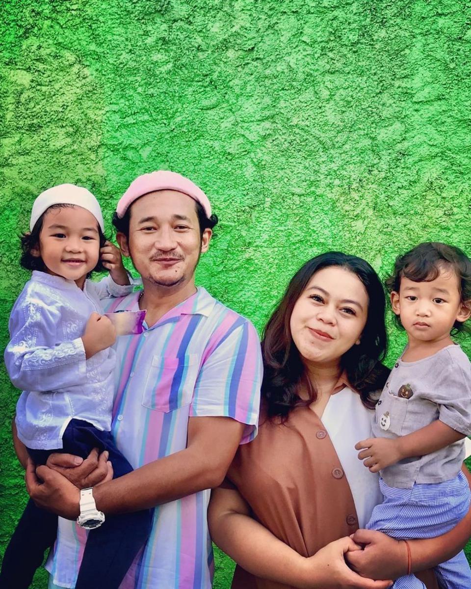 Jarang Terekspos, 10 Keromantisan Isa Bajaj & Istri yang Bikin Baper