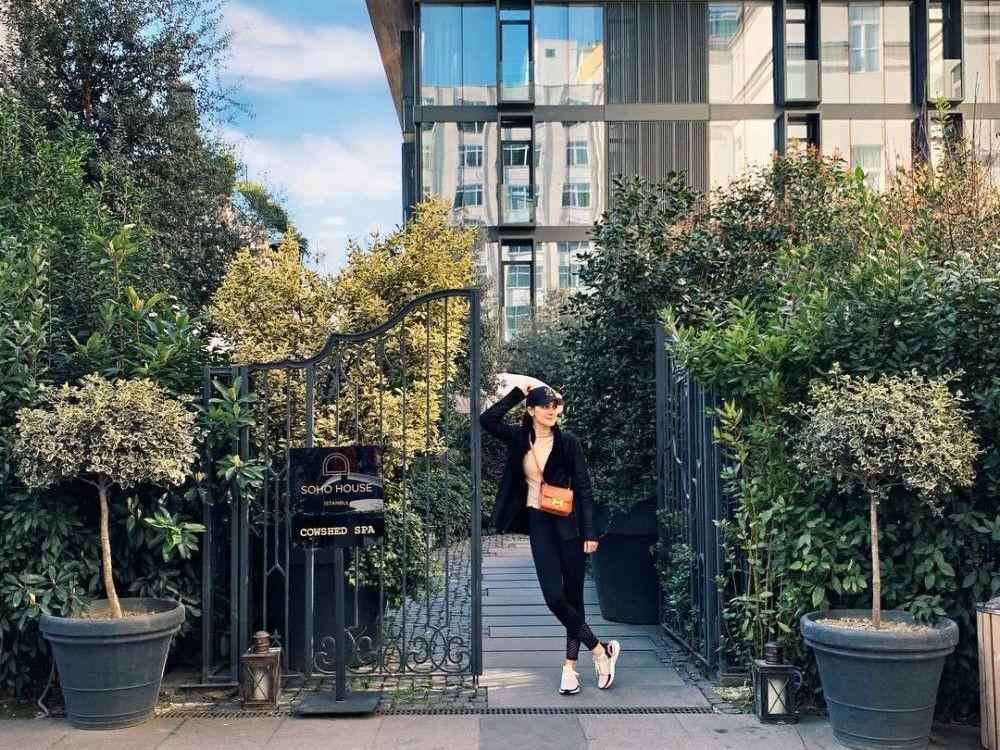Tetap Modis dan Stylish, Inilah 10 Gaya Luna Maya Ketika Traveling