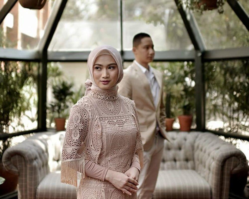 10 Inspirasi Gaun Lamaran untuk Para Hijaber, Gak Melulu Kebaya!