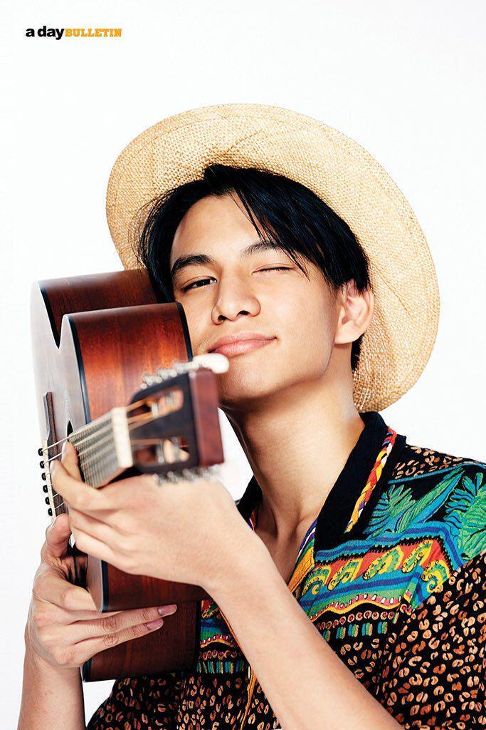 10 Potret Phum Viphurit, Penyanyi "Lover Boy" Thailand yang Menawan