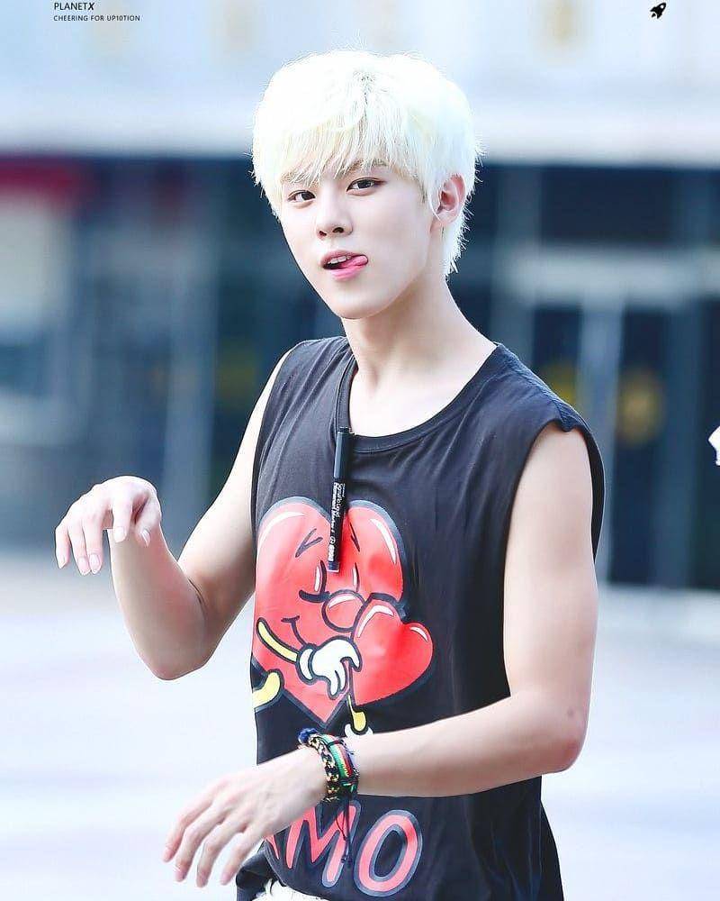 instagram.com/official_kimwooseok