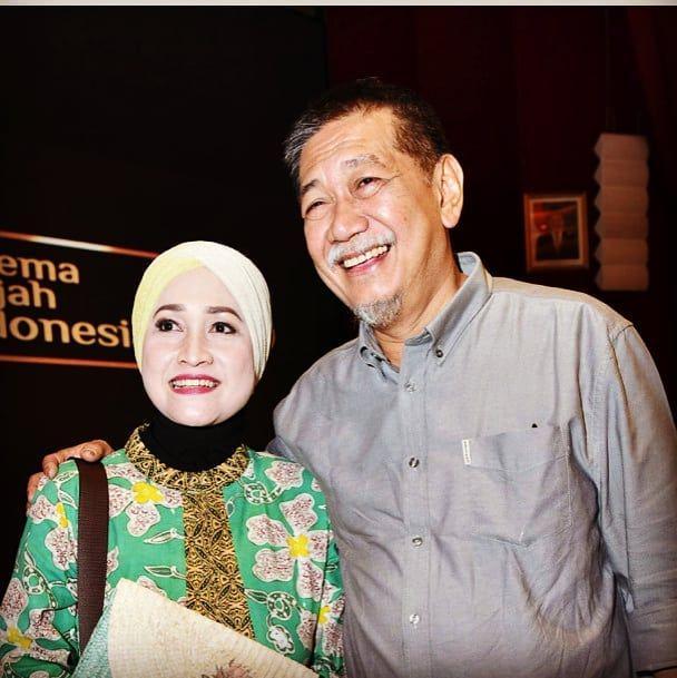 10 Kemesraan Deddy Mizwar dan Istri yang Bikin Baper, Couple Goals!