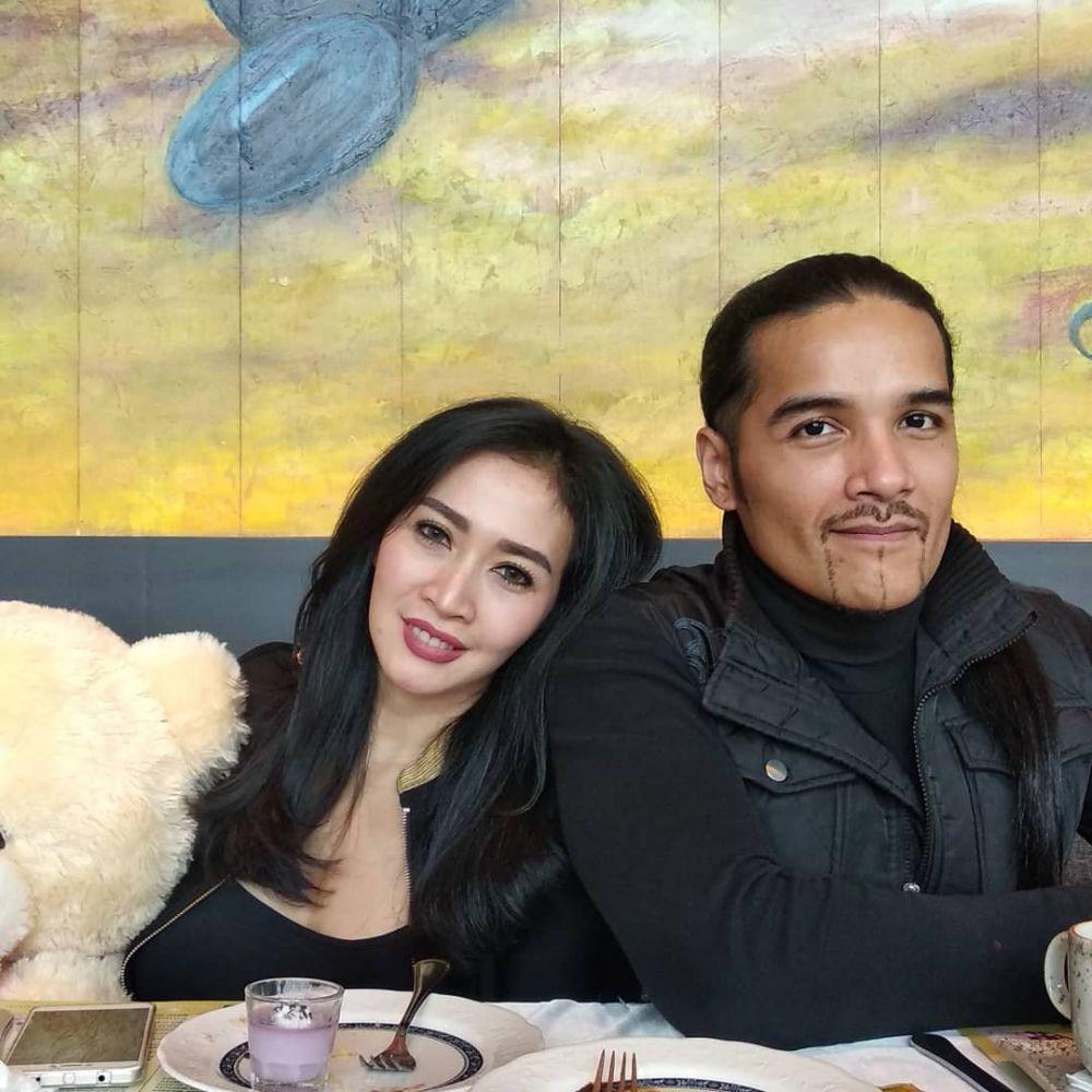15 Tahun Menikah, Ini 10 Potret Bahagia Romy Rafael & Keluarga