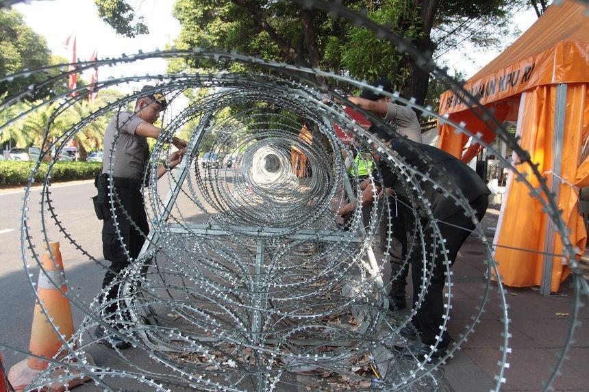 Jelang Penetapan Capres Terpilih, Polisi Pasang Beton dan Kawat Duri