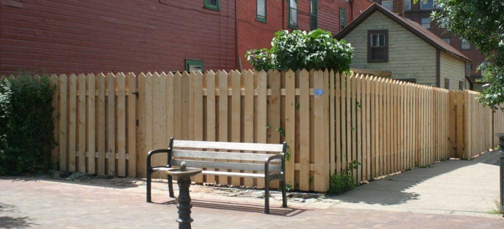 Jenis Pagar Pembatas Rumah Kekinian Berbahan Kayu, Simple nan Indah