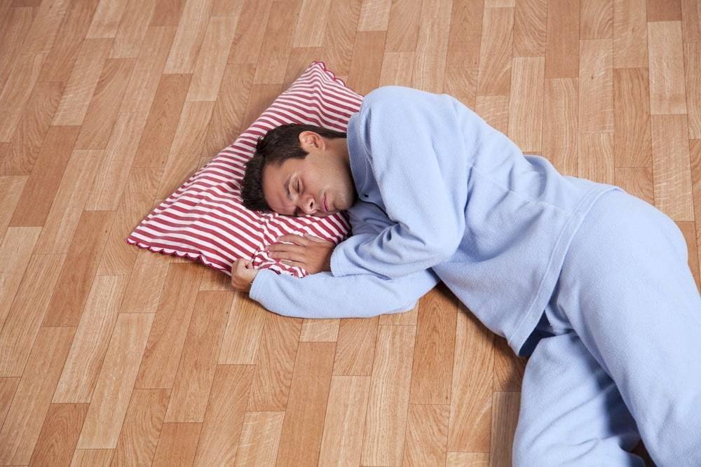 Tidur di Lantai, Baik atau Buruk? Ini Manfaat dan Risiko Kesehatannya
