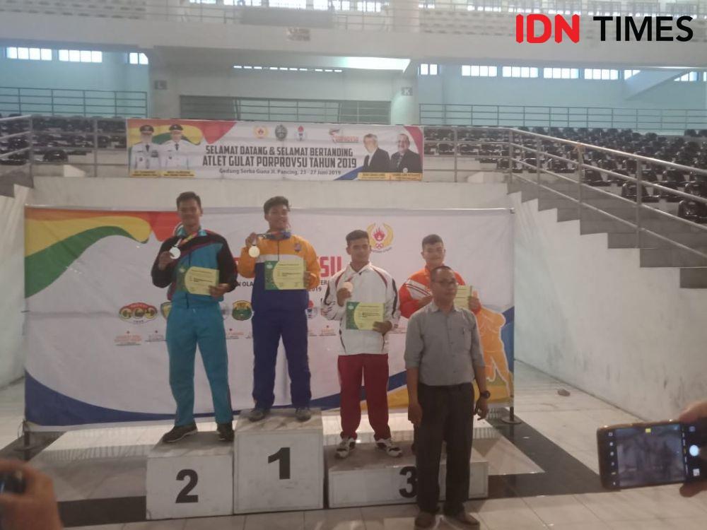 Harumkan Nama Sekolah, Pegulat Deli Serdang Terima Beasiswa Setahun