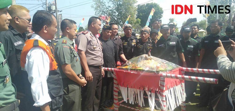 HUT Bhayangkara Ke-73, FKOR DIY Hadiahi Tumpeng ke Polres Bantul