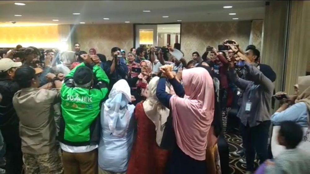 Ucapkan Selamat ke Jokowi, Acara Relawan Prabowo-Sandi Berakhir Ricuh
