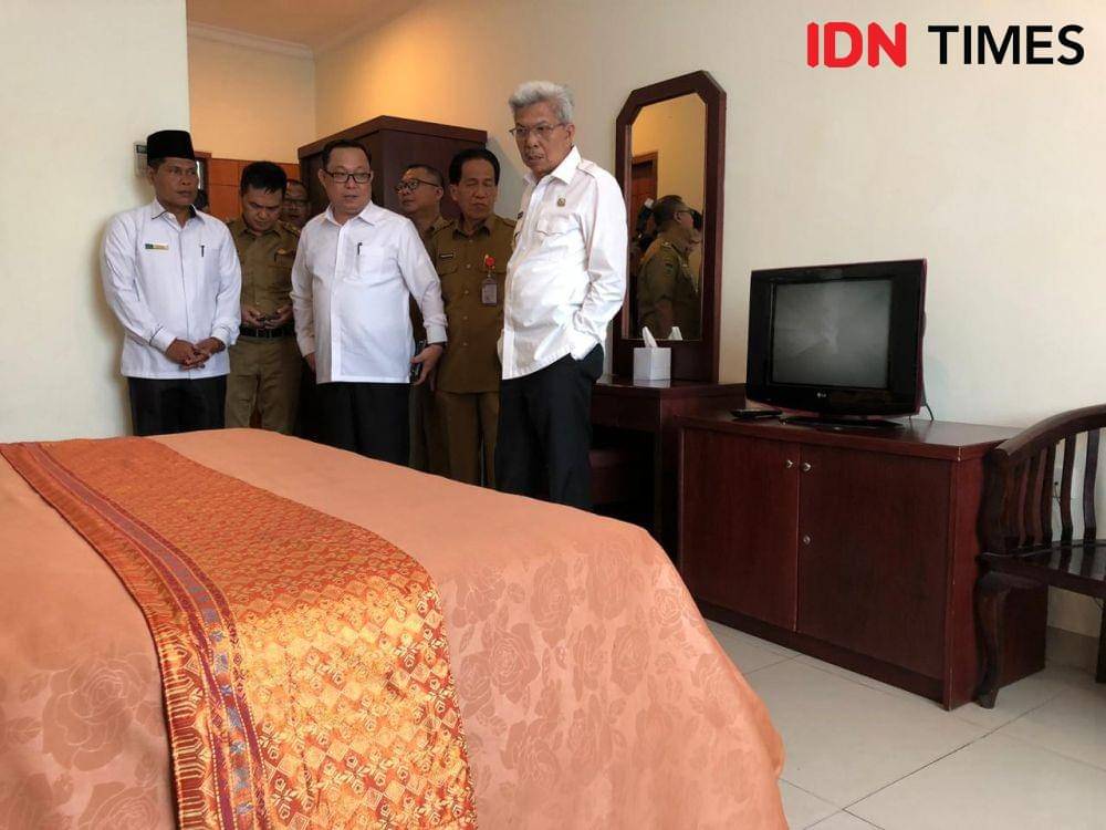 Wakil Gubernur Sumsel, Mawardi Yahya, saat meninjau asrama haji tahun 2019 lalu (IDN Times/Rangga Erfizal)