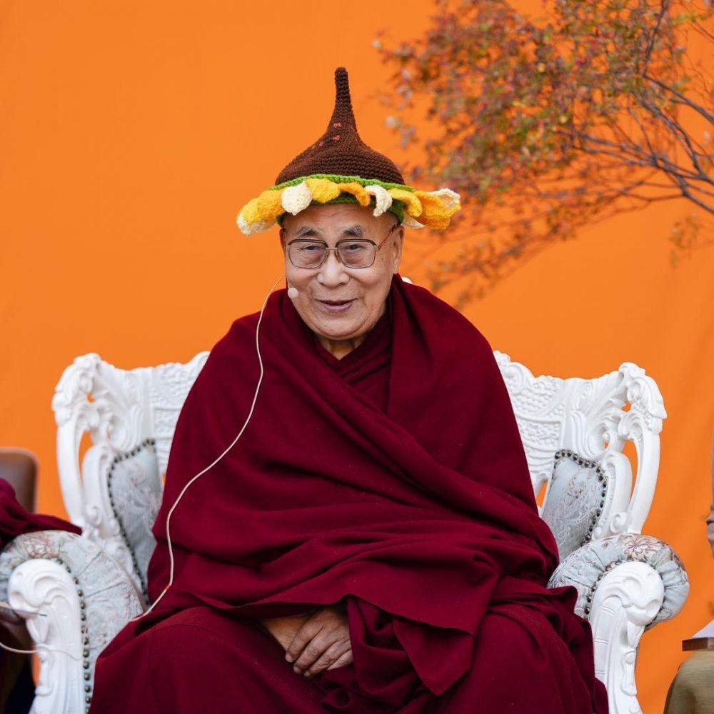 Dalai Lama Minta Maaf Usai Cium Bibir Bocah dan Sedot Lidahnya