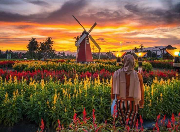 10 Wisata Taman di Indonesia dengan Spot Kincir Angin Cantik