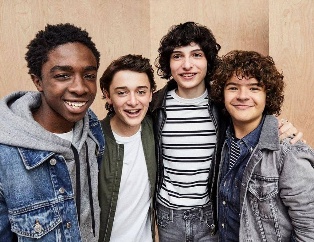 10 Bromance Pemain "Stanger Things" yang Selalu Bikin Kangen Nonton