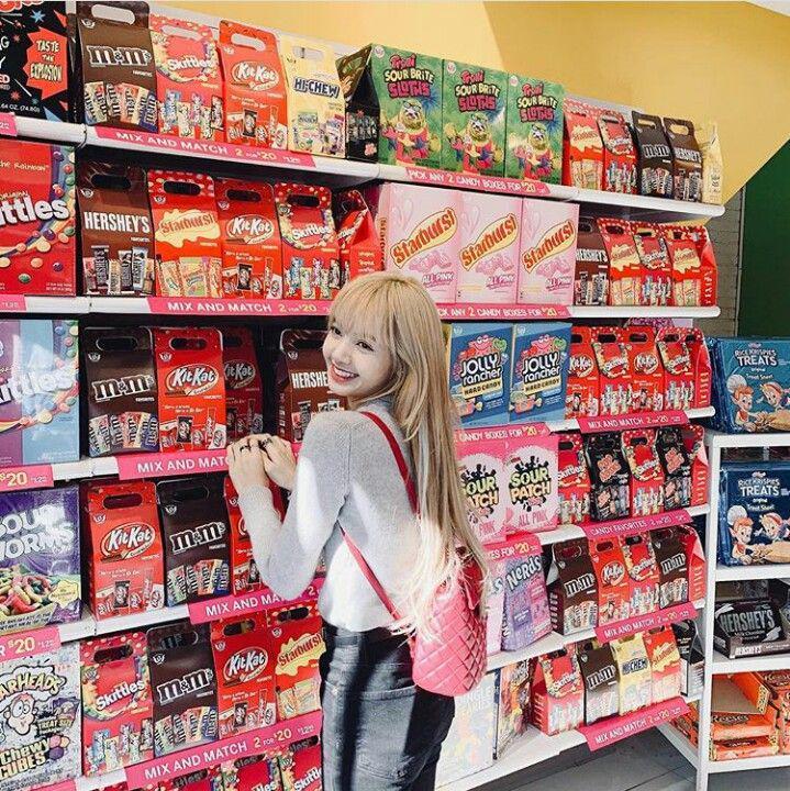 9 potret lisa blackpink dengan rambut poni, sudah mirip barbie?