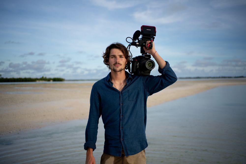 10 Ide Busana Jack Harries yang Bisa Ditiru Sewaktu Traveling