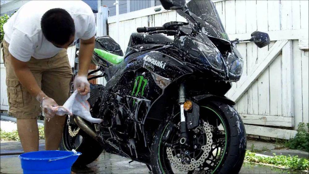 5 Trik Simpel Merawat Bodi Motor Biar Tetap Kinclong, Anti Kusam!