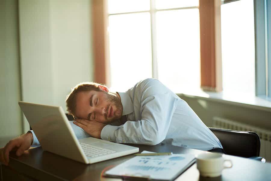 7 Bahaya Tidur di Kursi dari Sisi Kesehatan, Hard Worker Baca Ini deh!