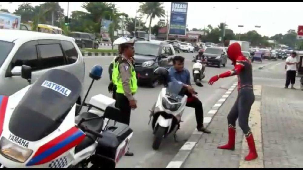 Nekatnya Polisi Medan, Spider-Man pun Ikut Ditilang
