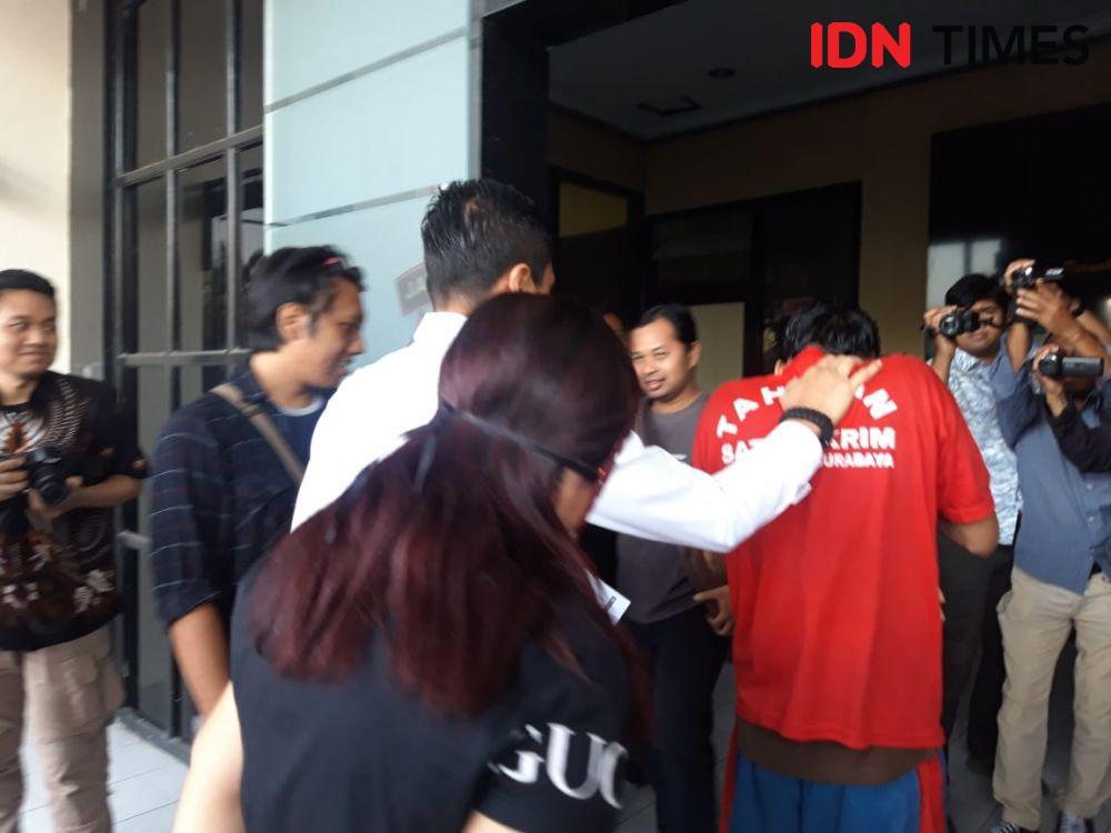 Lagi, Seorang Pria Jual Istrinya untuk Layanan Seks Threesome