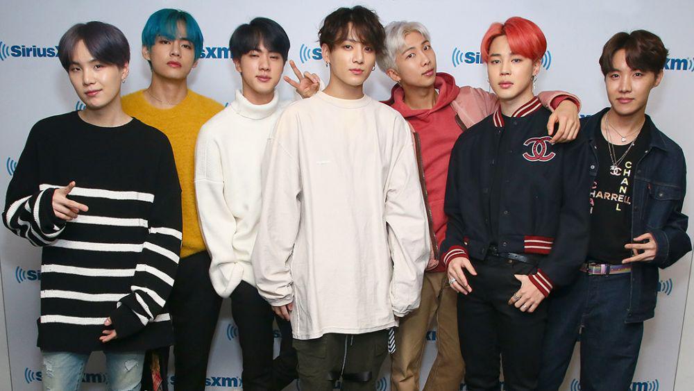 10 Inspirasi Floral Shirt ala BTS, Keren dengan Bunga-bunga