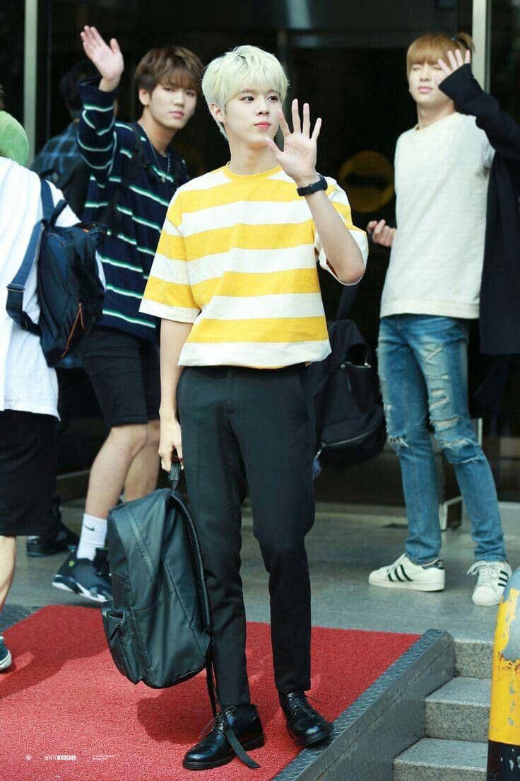 twitter.com/idolsinyellow