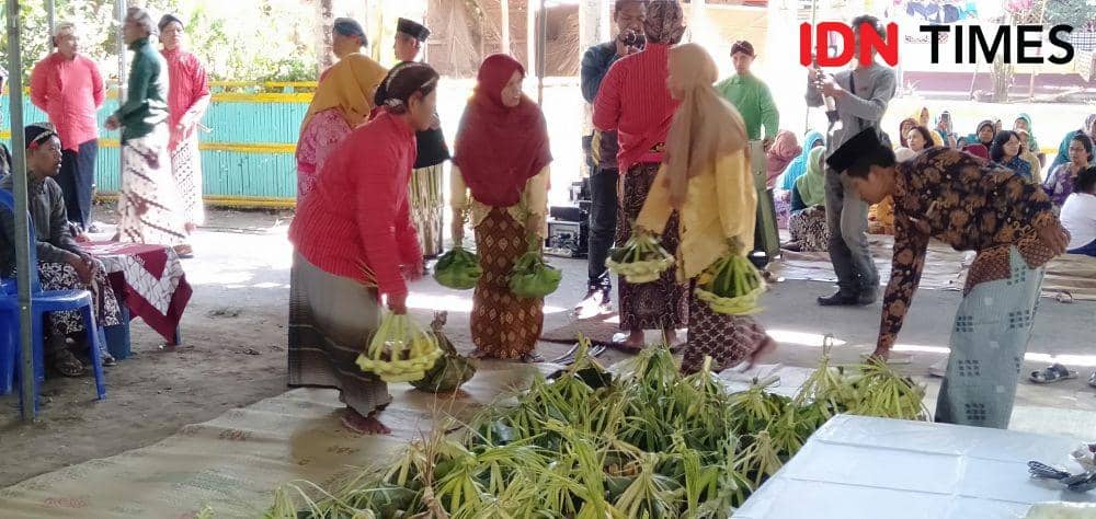 Ilustrasi tradisi kenduri.(IDN Times/Daruwaskita)