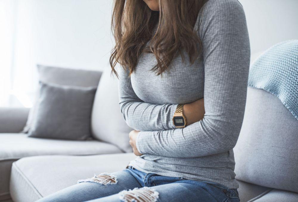 Cara Meredakan Perut Nyeri Akibat Kram, Ikuti Aja 5 Langkah Mudah Ini