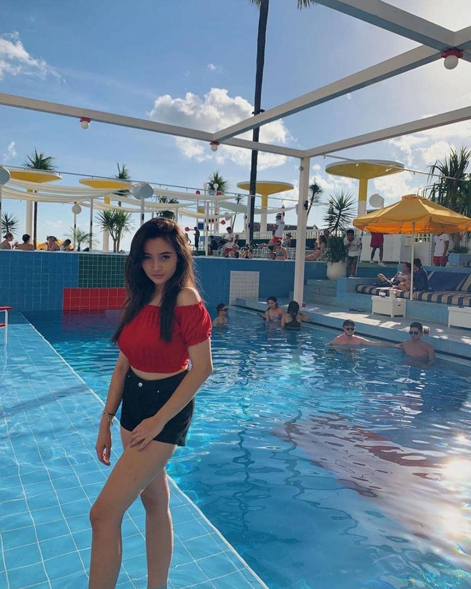 Asyik Main Air, 10 Potret Gaya Liburan Megan Domani di Bali