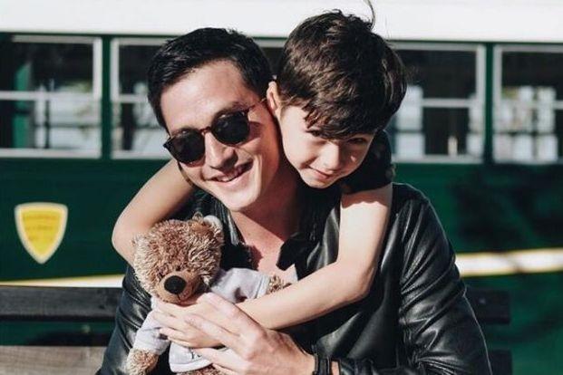 Daddy Goals! Ini 9 Momen Kebersamaan Mike Lewis dan Kenzou