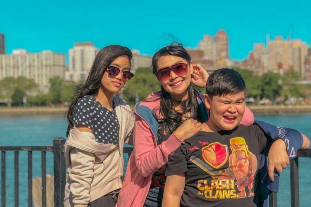 9 Potret Bahagia Keluarga Tessa Kaunang Nikmati Musim Panas di Amerika