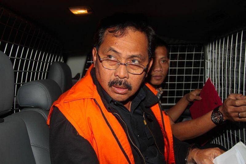 (Gubernur Kepulauan Riau, Nurdin Basirun usai mengenakan rompi oranye dan borgol dari KPK) ANTARA FOTO/Reno Esnir