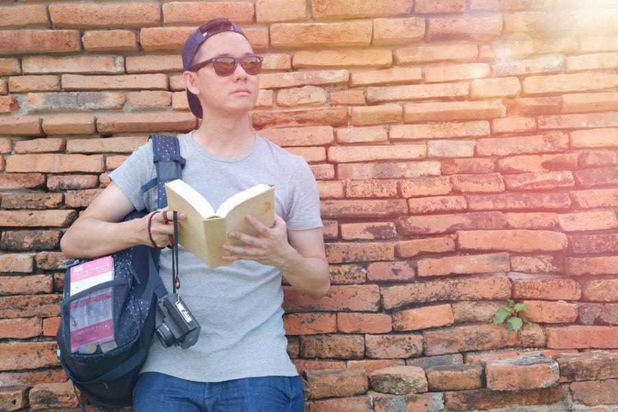 Biar Produktif, 5 Jenis Buku Ini Cocok Dibawa Saat Traveling
