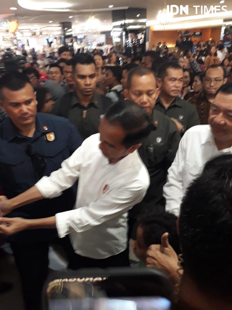 Usai Bertemu Prabowo, Warga Berebut Ingin Swafoto dengan Jokowi