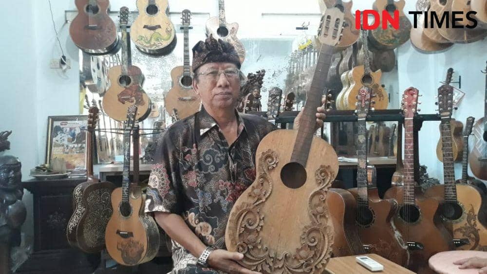 Inilah Pencipta Gitar Ukir Blueberry yang Mendunia, Tuges Asal Gianyar