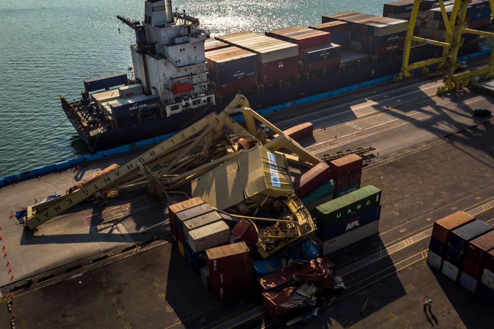 [FOTO] 10 Potret Reruntuhan Container Crane yang Ditabrak Kapal Asing