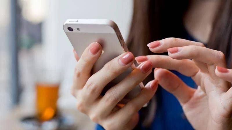 9 Hal yang Terjadi pada Tubuhmu Jika Selalu Berkutat dengan Smartphone
