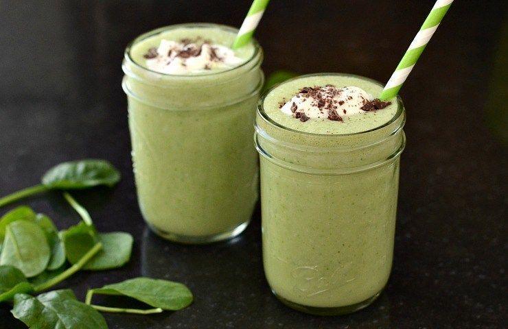 8 Resep Unik Smoothies Bayam Kekinian yang Segar & Sehat