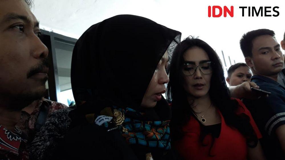Berlinang Air Mata, Baiq Nuril Bacakan Surat Permohonan pada Jokowi