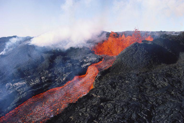 5 Alasan Ide Buang Sampah ke Kawah Gunung Berapi Berbahaya