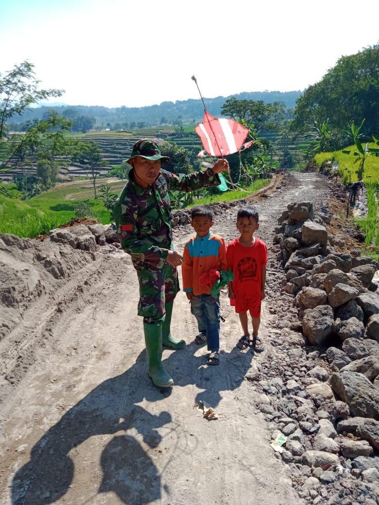 Melihat Keseruan Ketika Anggota TNI Menjadi Pustakawan