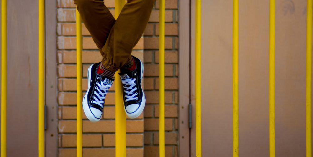 7 Mix & Match dengan Sepatu Converse untuk Cowok Paling Keren