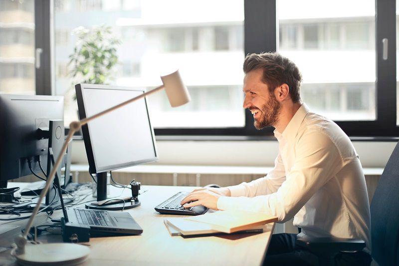 Perlu Dicoba, 5 Tips Simpel agar Meja Kerjamu Nyaman dan Menyenangkan