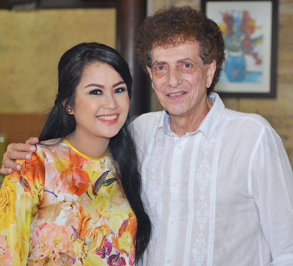 Terpaut Usia 37 Tahun, Inilah 10 Momen Kemesraan Ahmad Albar dan Istri