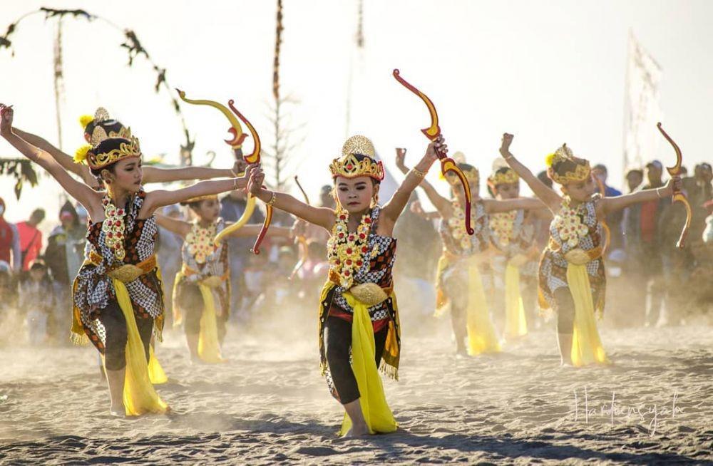 10 Potret Keseruan Eksotika Bromo Menyambut Yadnya Kasada, Memukau!