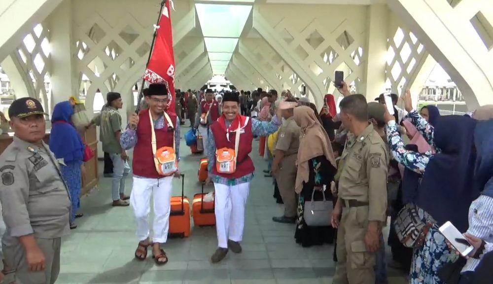 Isak Tangis Keluarga Melepas Calon Jemaah Haji Menuju Asrama Haji