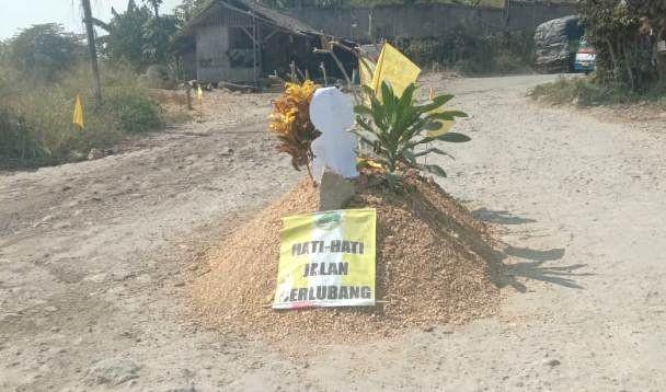 Kesal Kondisi Jalan Rusak, Warga Bangun Kuburan dan Tanam Pohon Pisang