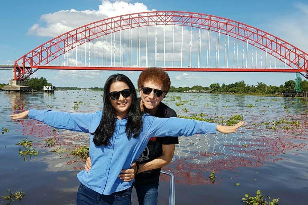 Beda 37 Tahun, Ini 10 Potret Bahagia Rocker Ahmad Albar dan Istrinya