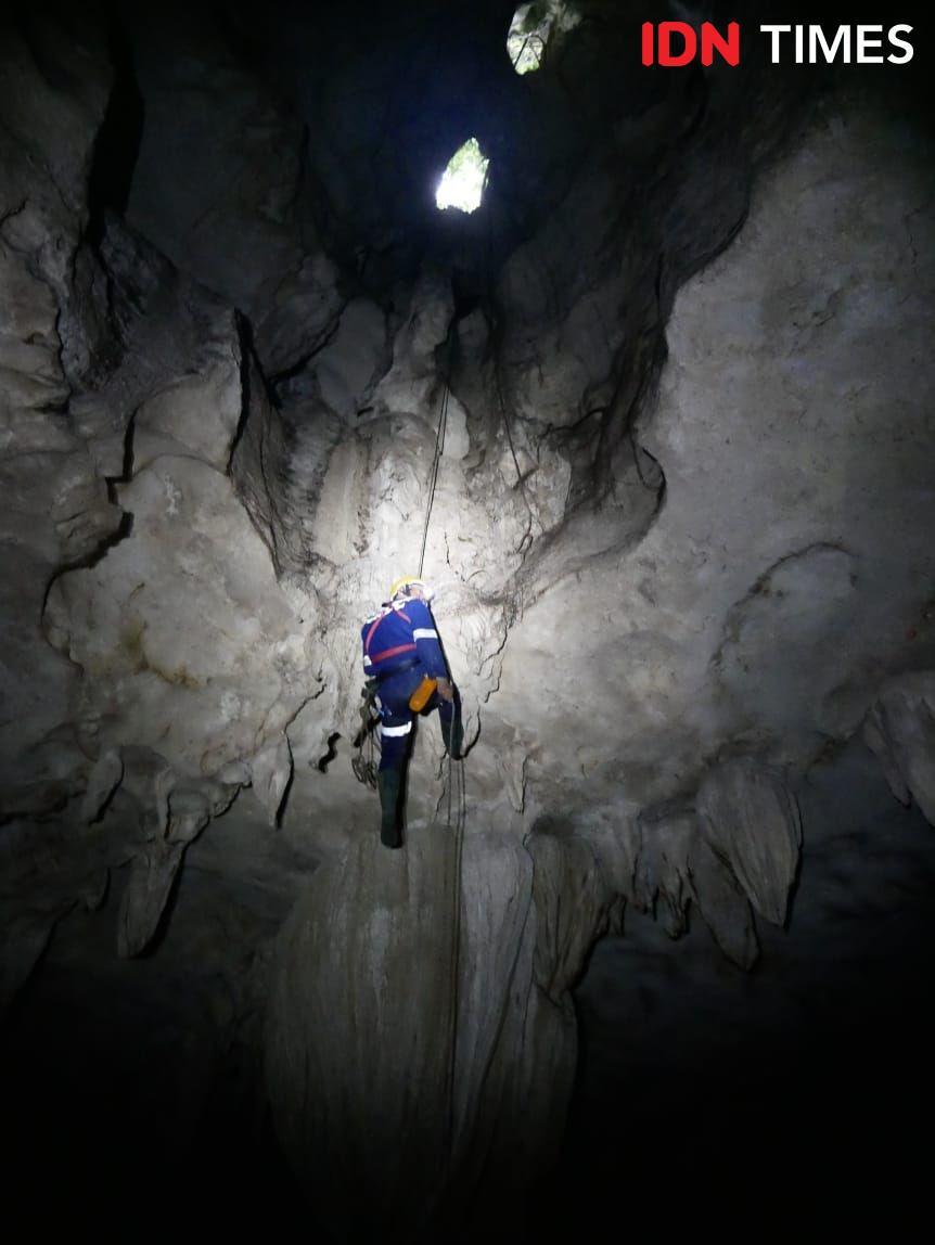 Uji Nyali Tim Caving Hiawata Sentuh Perut Bumi di Dasar Goa Leang Pute