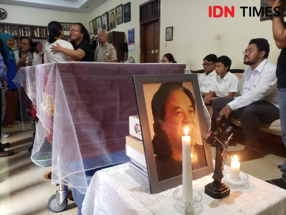 [FOTO] Karangan Bunga Jokowi dan Susi Pudjiastuti untuk Arswendo